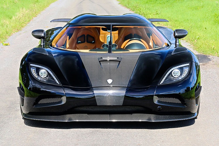  Siêu xe Koenigsegg Agera R thuộc một hãng chuyên sản xuất siêu xe tại Thụy Điển với nhiều siêu phẩm có mức giá bán ra không dưới 1 triệu USD cho phiên bản thương mại và gần 5 triệu USD cho phiên bản giới hạn.